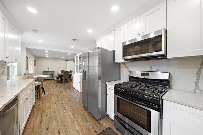 Foto del edificio - 5802 Effingham Dr