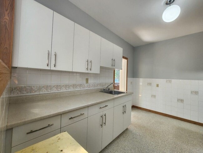 Building Photo - 239 Lipton St