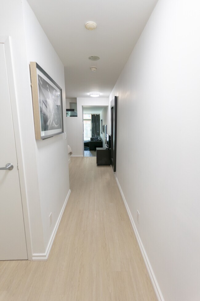 Building Photo - 388-388 Richmond St W