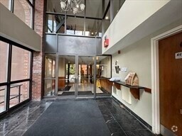 Building Photo - 147 Kelton St
