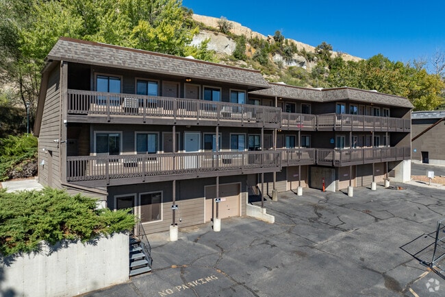 Building Photo - Highlands Apartments