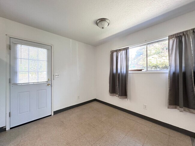 Foto del edificio - PORTLAND CHARMER! ONE LEVEL ON LARGE, GATE...