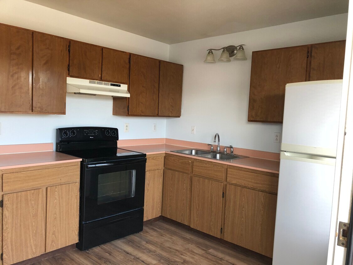Kitchen - 200 E Harms Dr