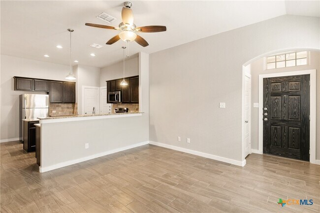 Foto del edificio - 541 Creekside Frst