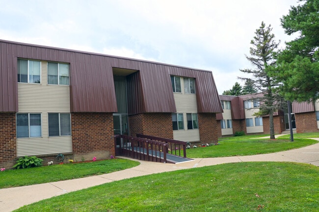 Building Photo - Pines Lapeer West Apartments