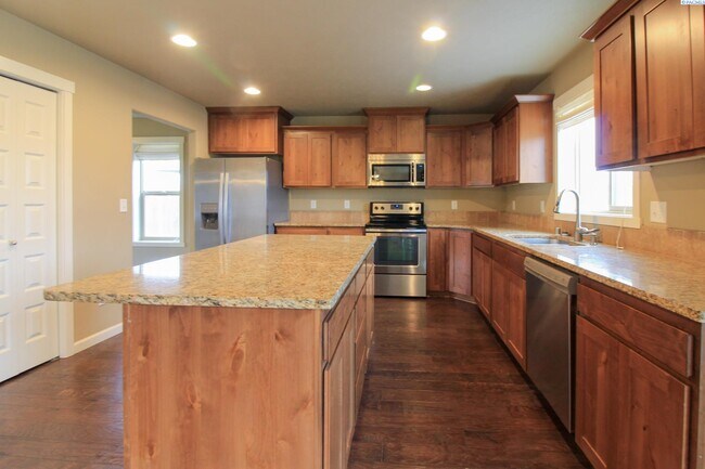 Foto del edificio - Large 4 Bed, 2.5 Bath West Pasco Home