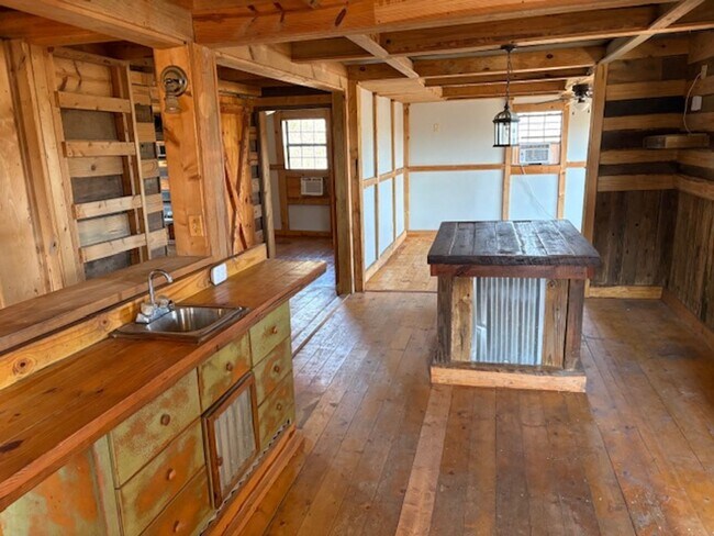 Foto del edificio - Renovated 1 Bedroom 1 Bath Home on 1 Acre!