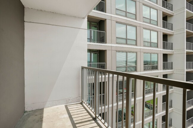 Building Photo - 867 S Clark St