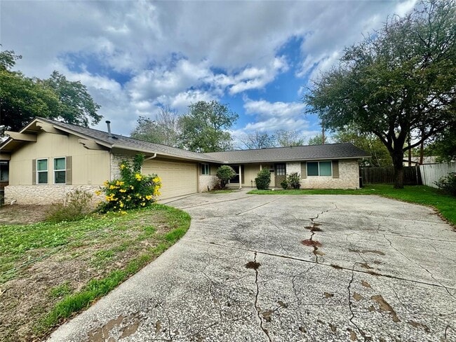 Building Photo - 2102 Pompton Dr