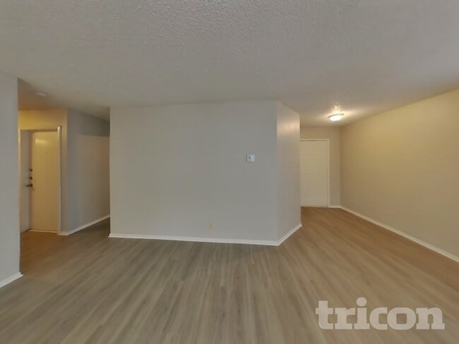 Building Photo - 8238 Bent Meadow Dr