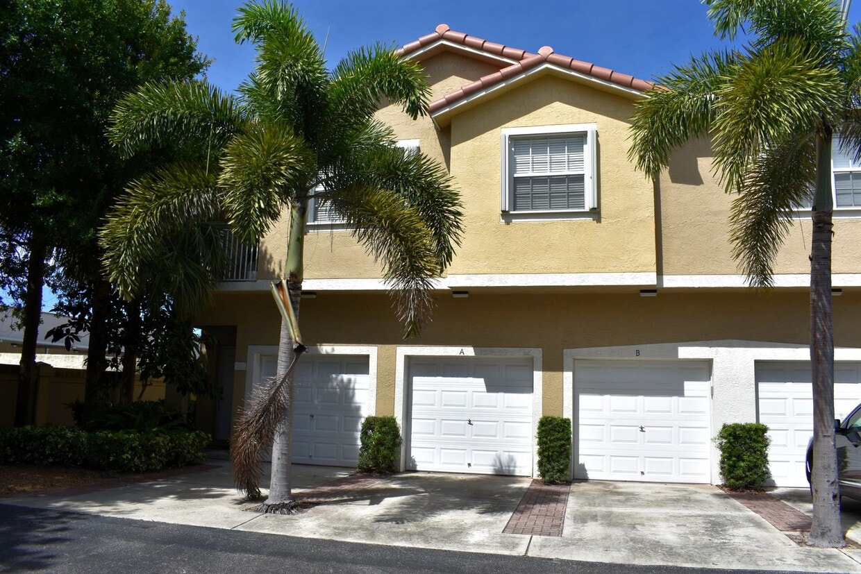 Primary Photo - Amazing Location In Tequesta Florida