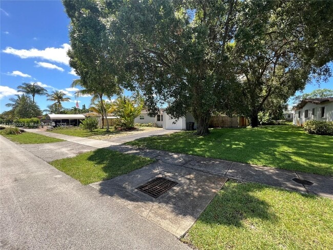 Building Photo - 3350 SW 16th Ct
