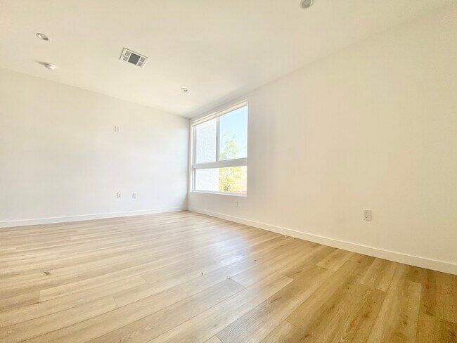 Building Photo - 233 Rosemont Ave