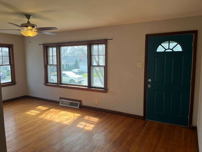 Foto del edificio - 9813 Lullaby Ln