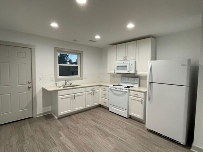 Building Photo - Adorable 2 Bedroom, 1 Bath Close to Histor...