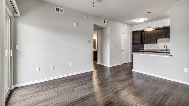 Amplios espacios habitables con suelos inspirados en la madera - Sendero Ridge Apartments