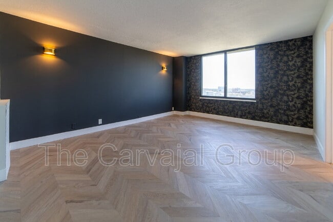 Building Photo - 400 E Colonial Dr