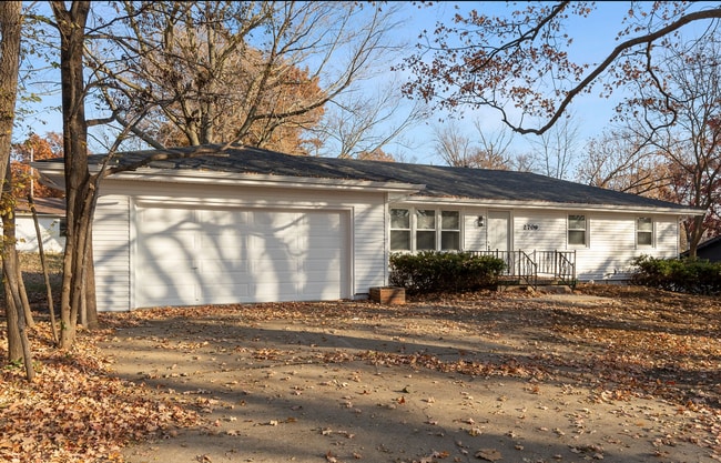 Building Photo - For Rent – Beautifully Renovated 4 Bedroom, 2 Bath Home