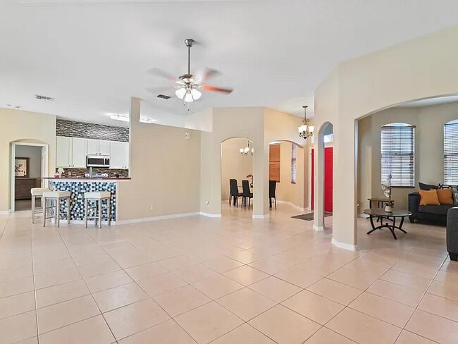 Building Photo - 602 SW McCall Rd