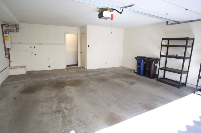 Building Photo - 2931 Plaza del Amo