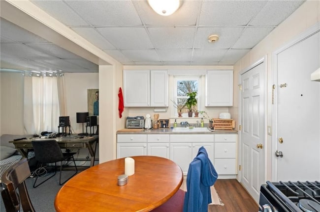 Building Photo - 15 Thompson St