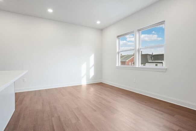 Building Photo - 472 Roxborough Ave