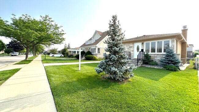 Foto del edificio - 4833 N Ozark Ave