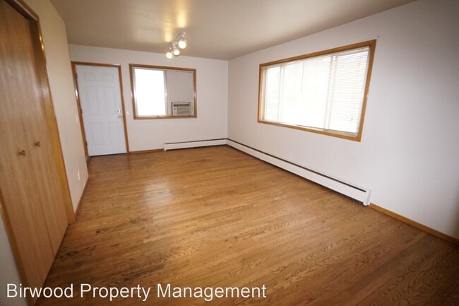 Building Photo - 2105 Lake Point Dr