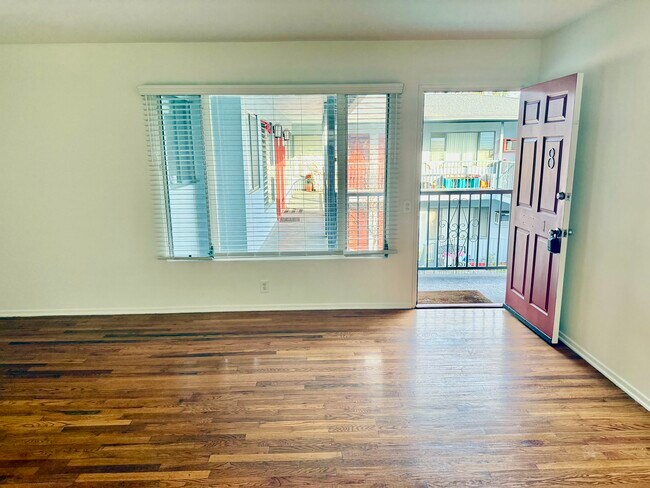 Foto del edificio - 4900 Woodman Ave