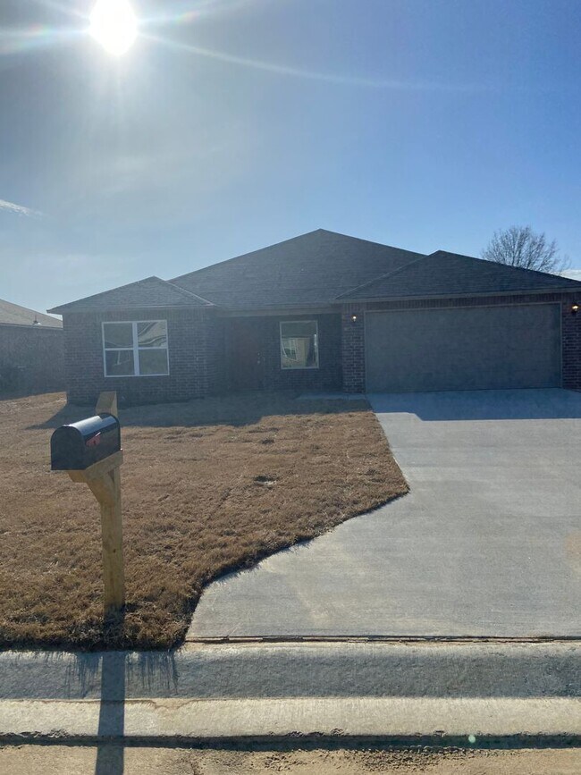 Foto del edificio - Four Bedroom | Two Bath Home in Bridlewood