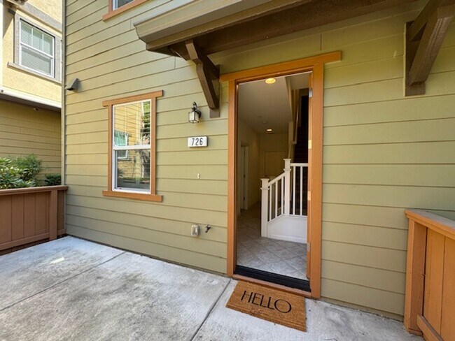 Foto del edificio - Beautiful 3 bedroom, 3 bath Tri-level, END...
