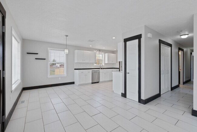Building Photo - 4 bed 2 bath Home in Idaho Falls