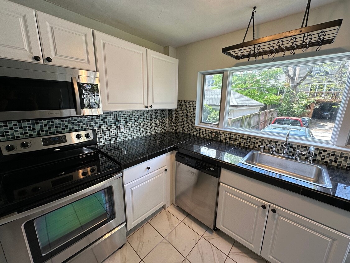 Kitchen - 2250 Cathedral Ave NW