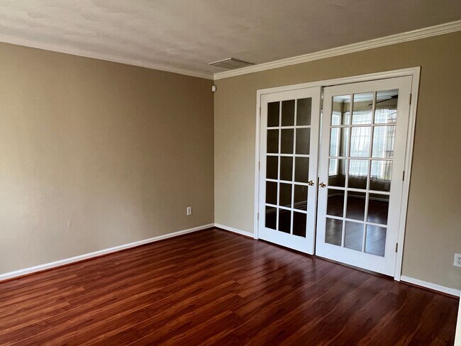 Building Photo - SPACIOUS 4 BED, 2.5 BATH HOME