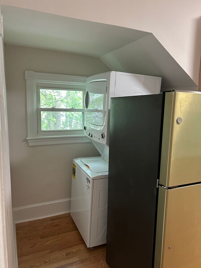 Foto del edificio - Renovated 2 Bed Apartment 1 block to downtown with Laundry and Central Air