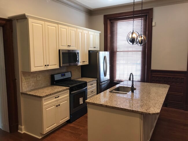 Kitchen - 930 N Lincoln Ave