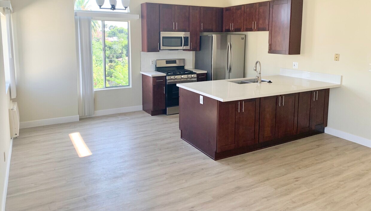 Kitchen/dining area - 4367 Camero Ave
