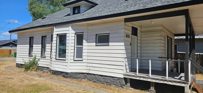 Foto del edificio - 3 Bedroom 1 Bath home in north Spokane with plenty off off street parking