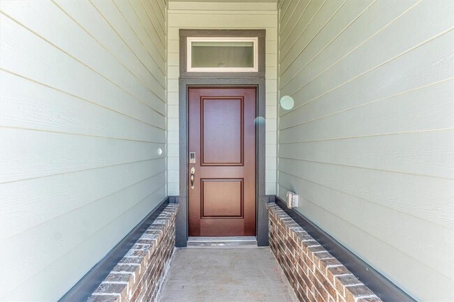 Building Photo - 16910 Tulip Row Ln