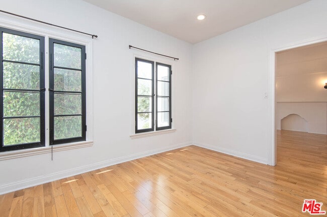 Building Photo - 1085 Cloverdale Ave