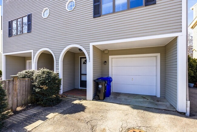 Building Photo - 5 Meadowbrook Rd