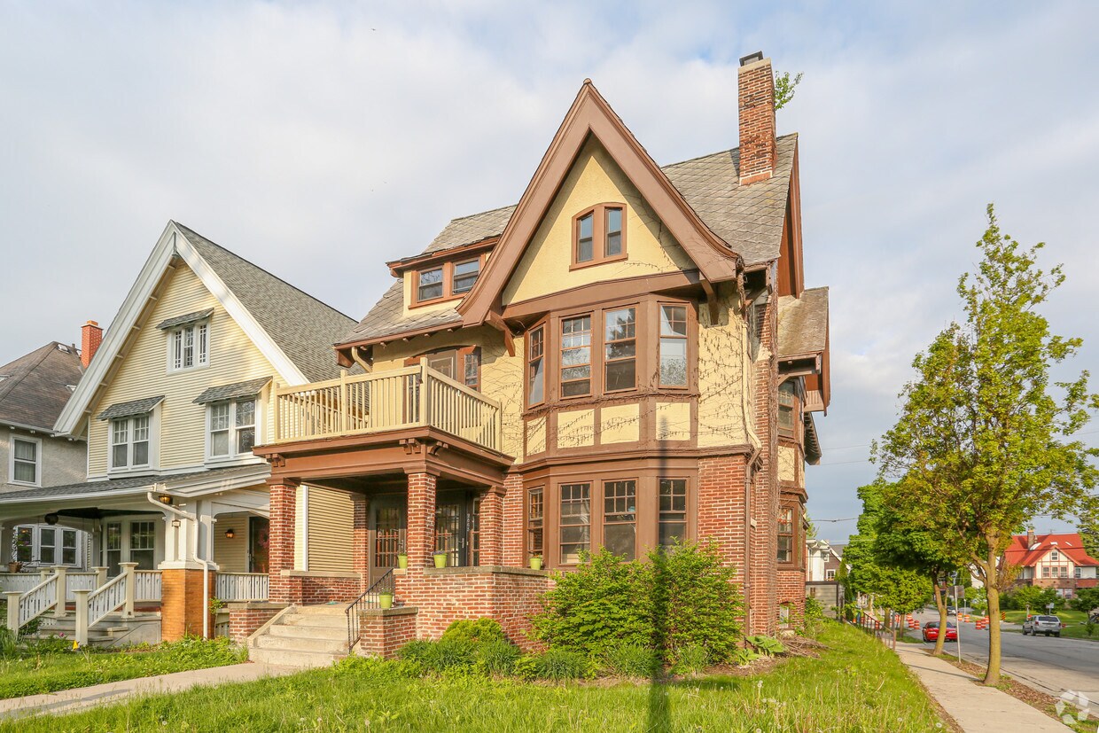 Building Photo - 2863 N Prospect Ave