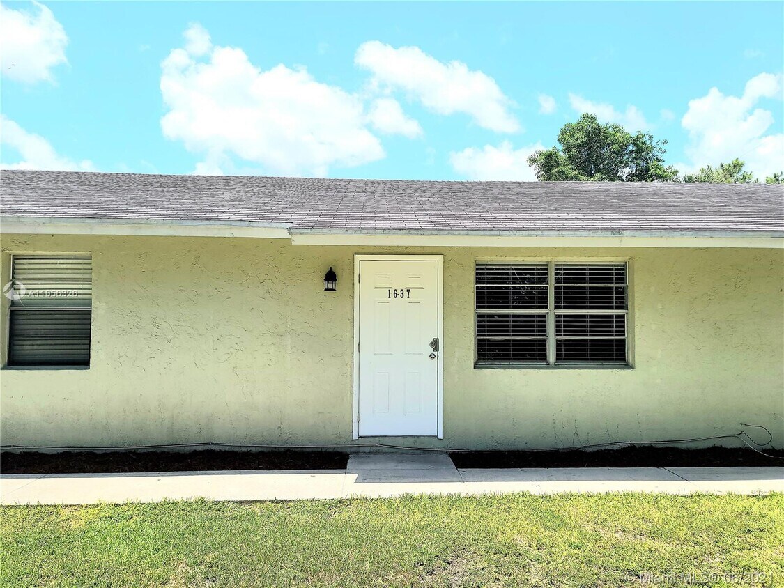 Primary Photo - 1637 W Breezy Ln