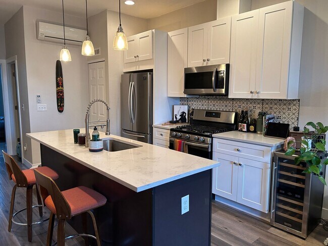 Building Photo - Charming 1BR Townhome in Denver