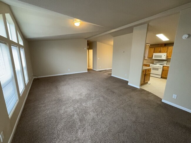 Building Photo - 3 Bedroom 2 Bath 2 Car Garage Home