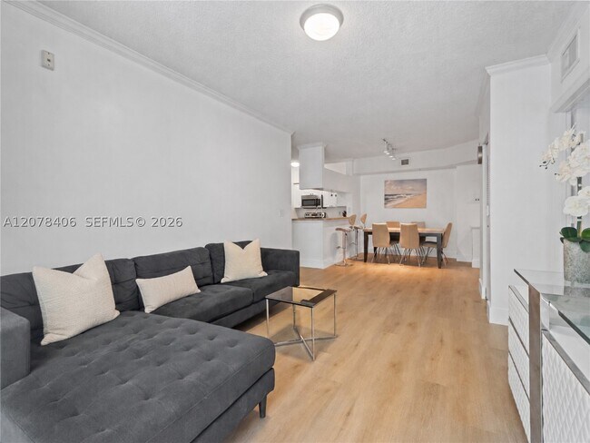 Foto del edificio - 17145 N Bay Rd