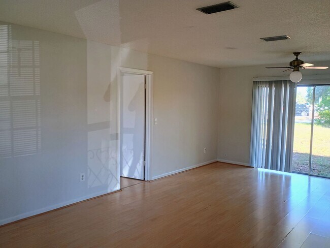 Foto del edificio - 2 bed 2 bath house for rent
