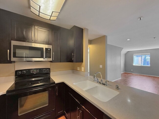 Foto del edificio - SD: Bright 2BD/2BA Condo in UTC with Community Pool, Gym & Reserved Parking