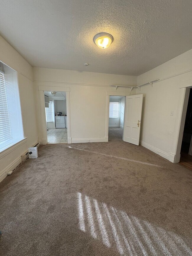 Building Photo - Beautiful 4 Bedroom, 2 Bath in Prime Location