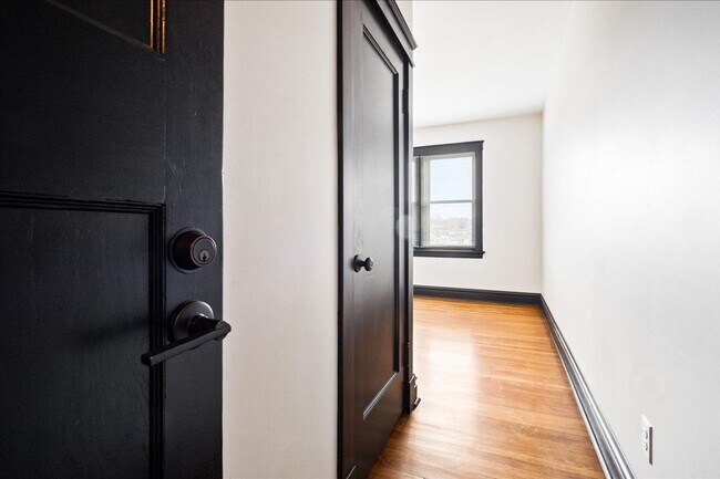 Foto del edificio - Polly Want an Apartment